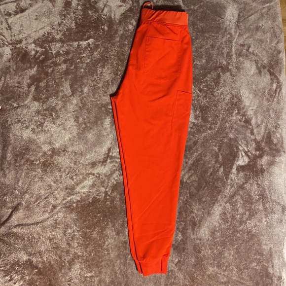 Red size medium Mandala scrub jogger pants - Picture 2 of 4